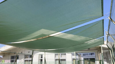 保育園の屋上フェンスを利用した日よけタープテントの新設
