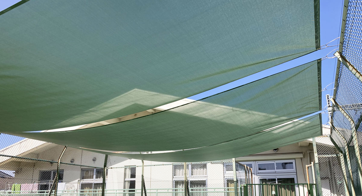保育園の屋上フェンスを利用した日よけタープテントの新設