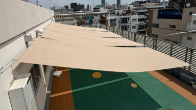 保育園（3Ｆ屋上）園庭にタープテント新設。既存フェンスにロープ結びで簡単設置
