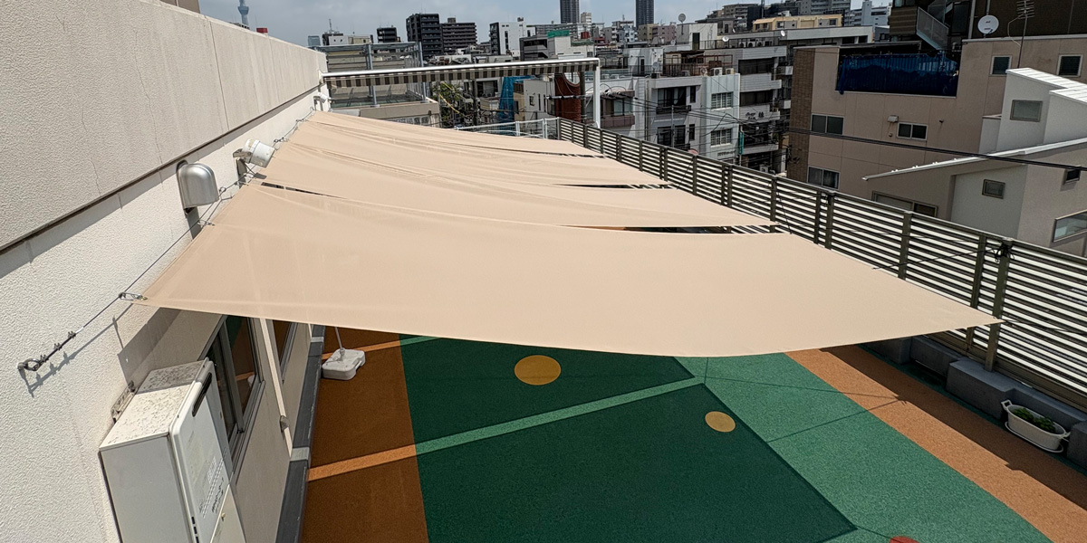 保育園（3Ｆ屋上）園庭にタープテント新設。既存フェンスにロープ結びで簡単設置