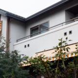 経年劣化から見事復活！コーベル・オーニング貼り替えでバラ園がさらに映える家へ