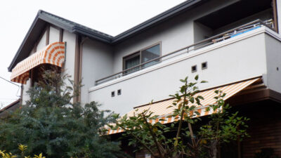 経年劣化から見事復活！コーベル・オーニング貼り替えでバラ園がさらに映える家へ