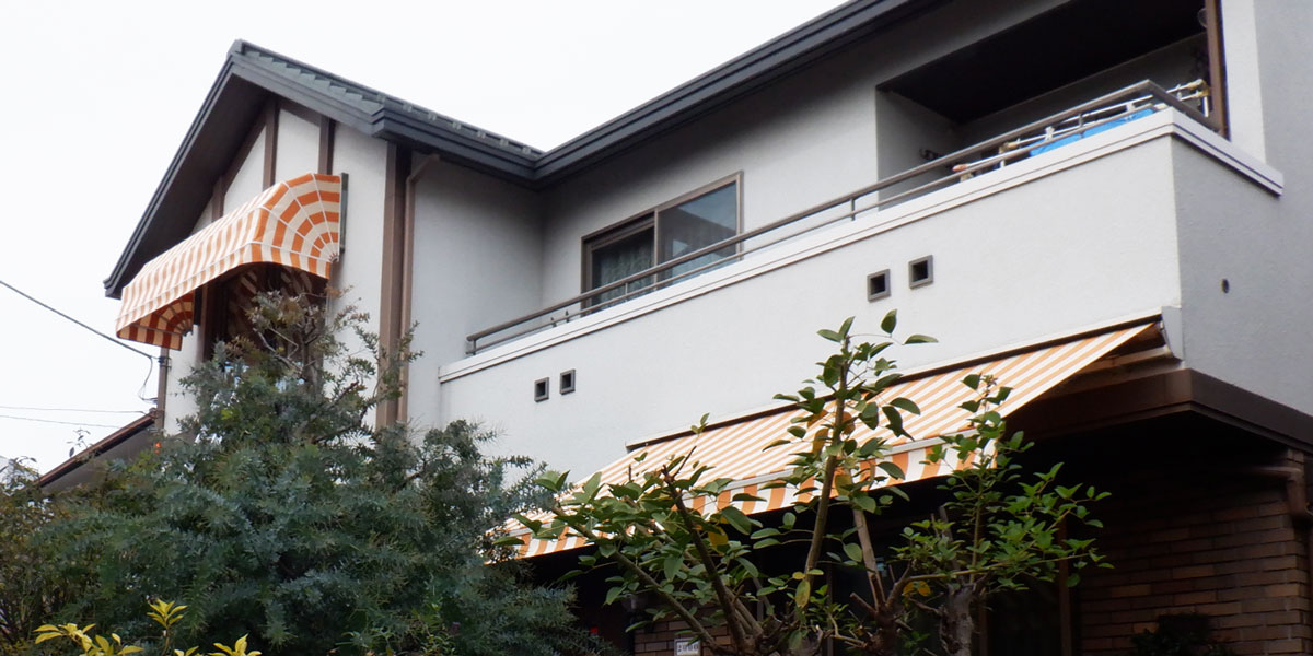 経年劣化から見事復活！コーベル・オーニング貼り替えでバラ園がさらに映える家へ