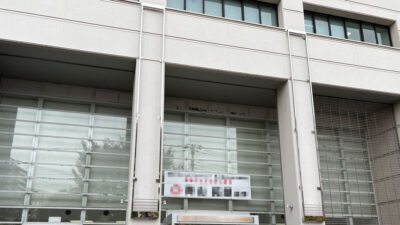 スポーツ施設に懸垂幕装置を新設！存在感抜群のPRスペースが完成