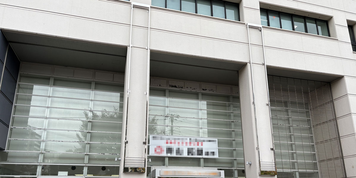 スポーツ施設に懸垂幕装置を新設！存在感抜群のPRスペースが完成