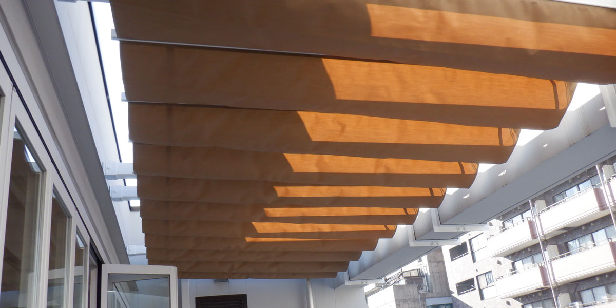 快適なテラス空間をつくるスライドオーニング（開閉式テント）