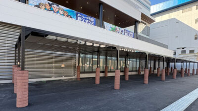 ボートレース平和島 新スタンド（第1期）入場者待機場に日よけ・雨除け「リパーロ」を設置