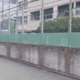 中学校の校庭フェンスに目隠しメッシュシートを設置！安全性とプライバシーを守る環境整備の施工事例