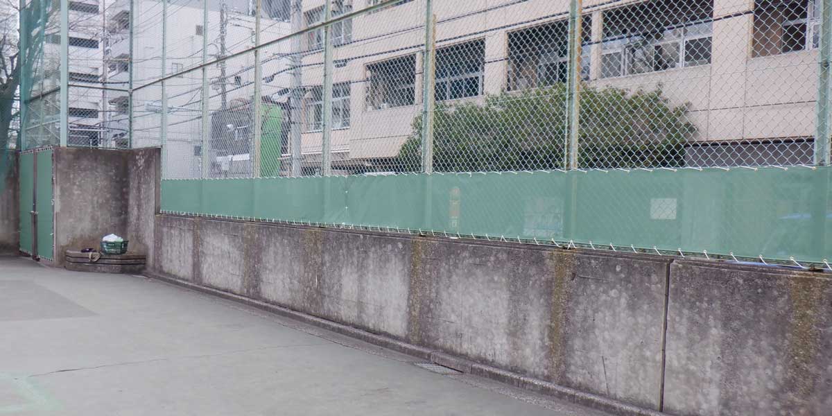 中学校の校庭フェンスに目隠しメッシュシートを設置！安全性とプライバシーを守る環境整備の施工事例